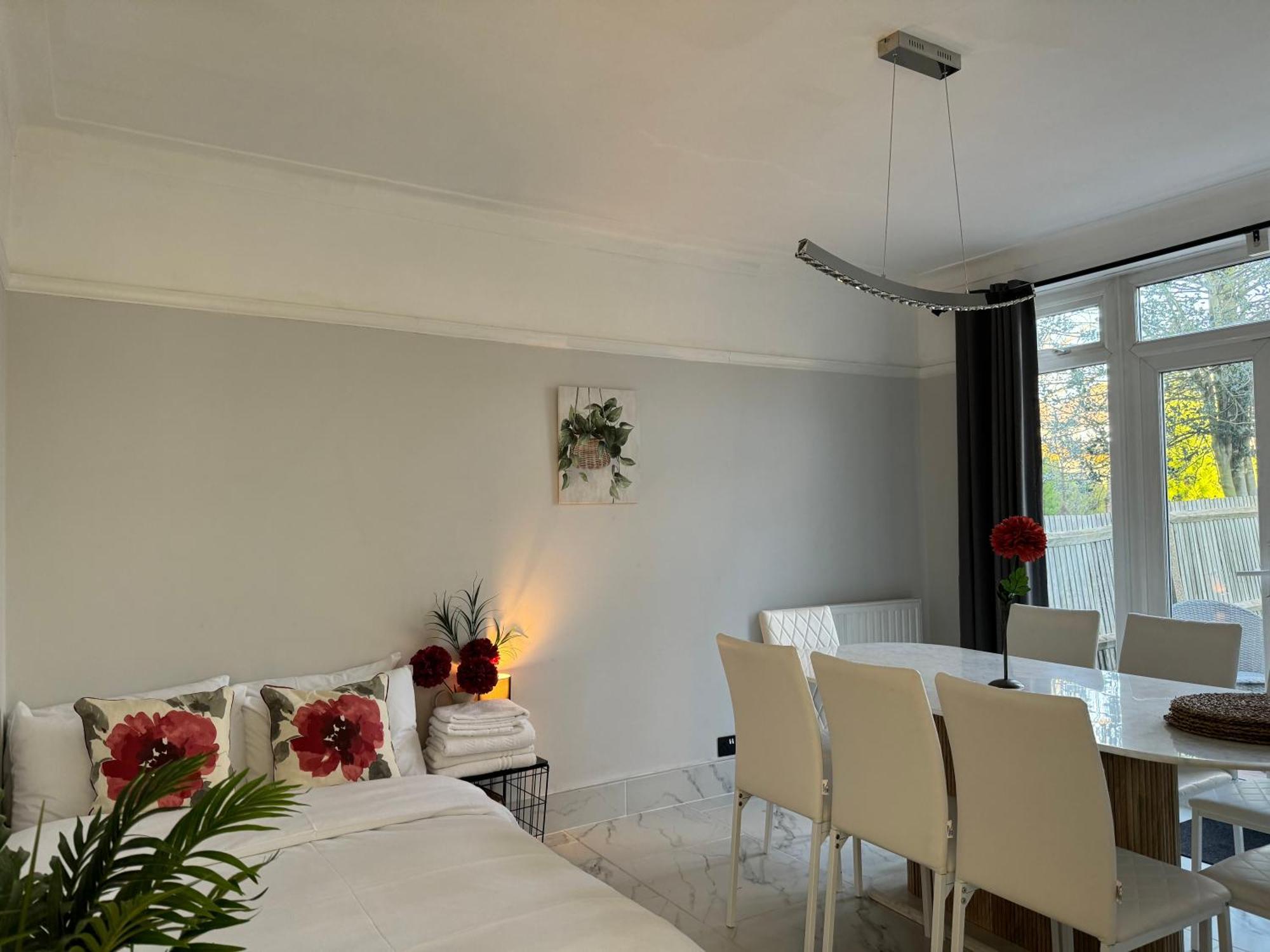 Surbiton Home With Free Parkings, Surbiton, Kingston Upon Thames, Surrey, Greater London Uk ภายนอก รูปภาพ